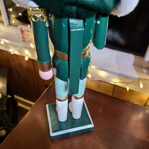 Green Christmas Nutcracker Soldier Wooden Xmas Holiday Mantel Decoration Statue - Picture 13 of 13